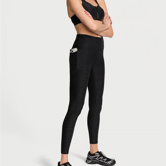 Victoria’s Secret On Point Flow Yoga / Workout pant leggings in Black - Picture 1 of 3